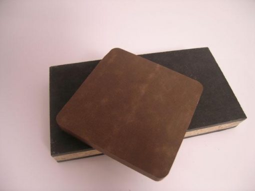 Composito da carta di riciclo e resina fenolica bio
