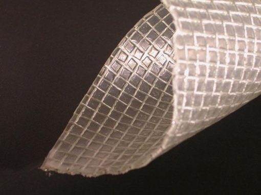 Rete metallica tra due strati di materiale termoplastico