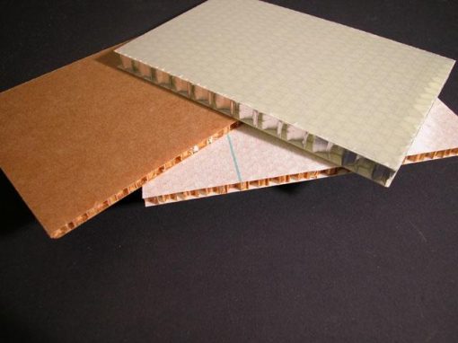 Materiale composito con anima in struttura a nido d’ape