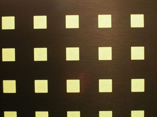 Laminato composito in resina e foglio metallico