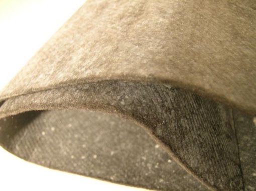 Materiale termicamente isolante con aerogel