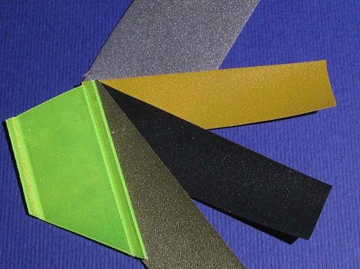 Materiali riflettenti con microprismi o microsfere